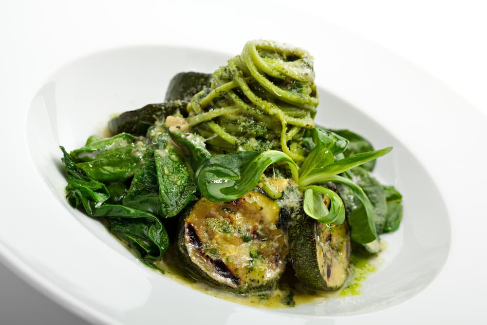 Ahora sazona con la sal y pimienta, así de sencillo. Si la vas a conservar por día ponla en un recipiente herméticamente cerrado.