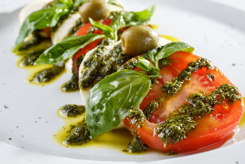 En la licuadora coloca la rúcula agrega el aceite de oliva, los pistachos, el ajo y el pimiento rojo, licua hasta que la crema adquiera una consistencia suave.