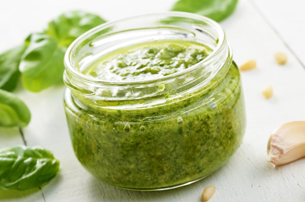 Salsa de pesto. Una salsa de pesto te puede salvar la tarde de comida en que serás anfitrión y es un clásico para tus pastas, inclusive la carne y papas.