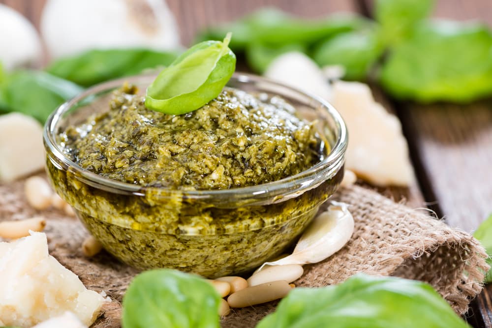 Salsa de pesto de rúcula. Esta receta es deliciosa y puedes utilizarla para otros alimentos como untarla en un pedazo de pizza, a la hamburguesa o tostadas. Es cuestión de que experimentes.