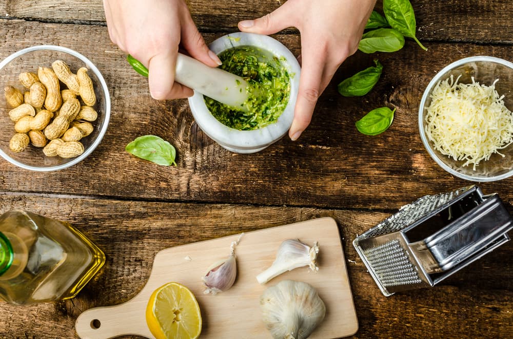 Para este pesto los ingredientes que debes tener a la mano son: 4 tazas de hojas de apio, 1/3 de taza de almendras, 3/4 de tazas de aceite de oliva, 2 dientes de ajo grandes, 1/3 de taza de parmesano y una pizca de sal.