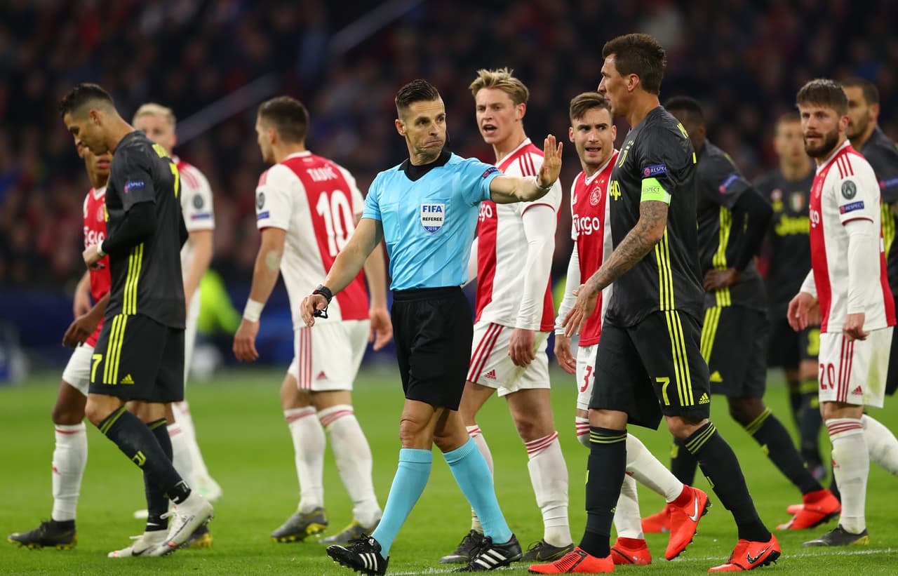 El árbitro Carlos Del Cerro Grande amonestó a Frenkie de Jong al minuto 10 del segundo tiempo.