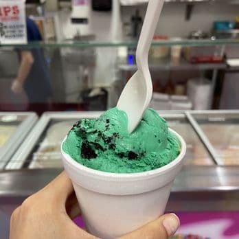 <b><a href="https://www.facebook.com/La-Guerrerense-Philly-1550906861618247/">La Guerrerense</a></b>
<a href="https://www.facebook.com/La-Guerrerense-Philly-1550906861618247/">: </a>Es un "must visit" del mercado italiano, ubicado en la esquina de South Philly Barbacoa, para disfrutar de una colorida variedad de delicias mexicanas clásicas que incluyen chamoyadas de mango picantes, paletas hechas con frutas tropicales como guayaba y mamey, y helado casero. 📍
<a href="https://goo.gl/maps/5L4gKcuFF2kZ4a536" target="_blank">1143 S. 9th St</a>