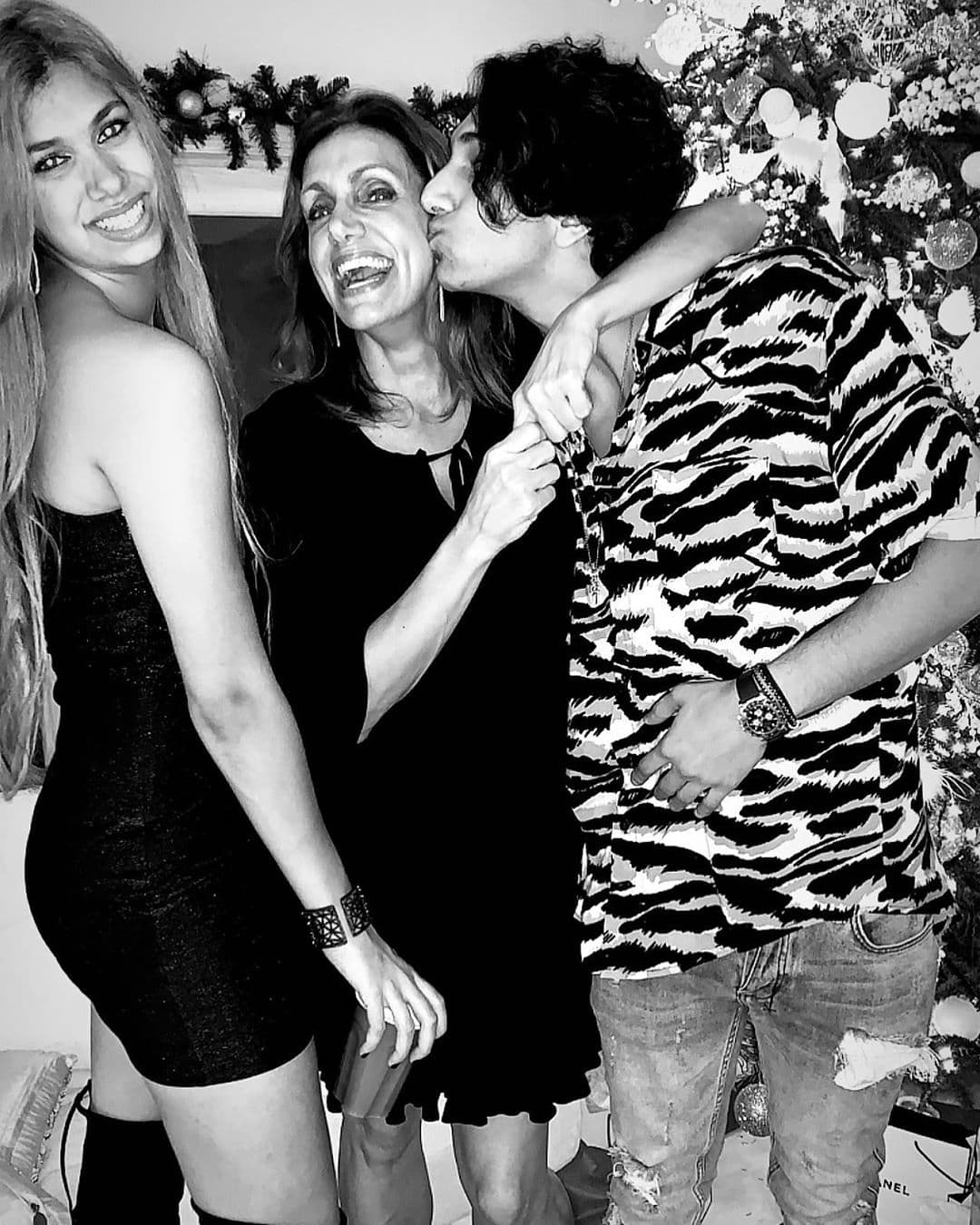 "Así comenzó mi 2020. Bendiciones mi gente bella", comentó al pie de una imagen junto a sus dos hijos, la cual compartió este jueves en Instagram.