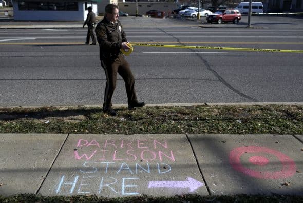Los inconformes también pusieron leyendas para recordar a Michael Brown en las calles de la localidad.