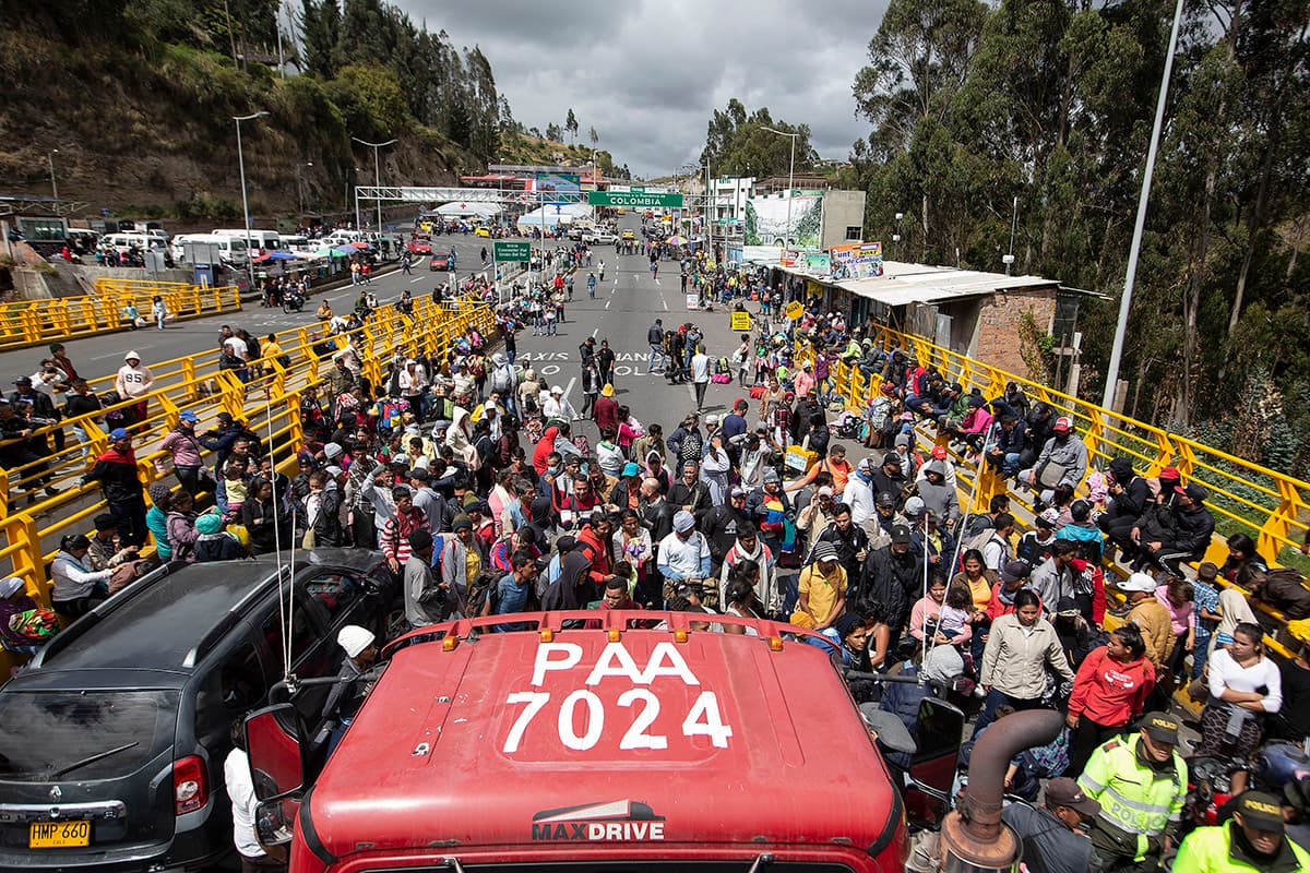 Un grupo de inmigrantes venezolanos protestaron este lunes la exigencia de visado, cerrando el paso en uno de los puentes entre Ecuador y Colombia.