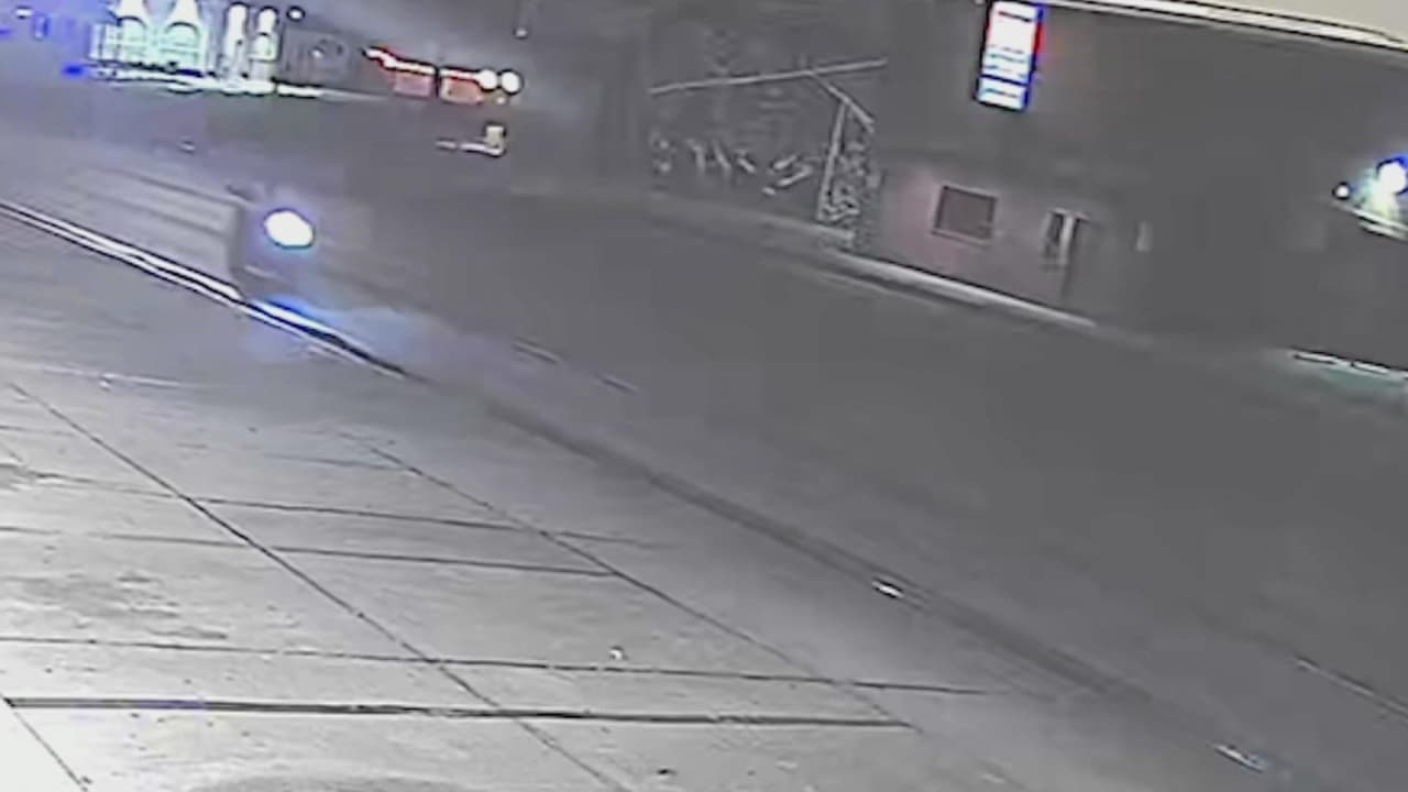 Cámara de vigilancia capta el momento del ataque a las oficinas del partido demócrata en San Antonio