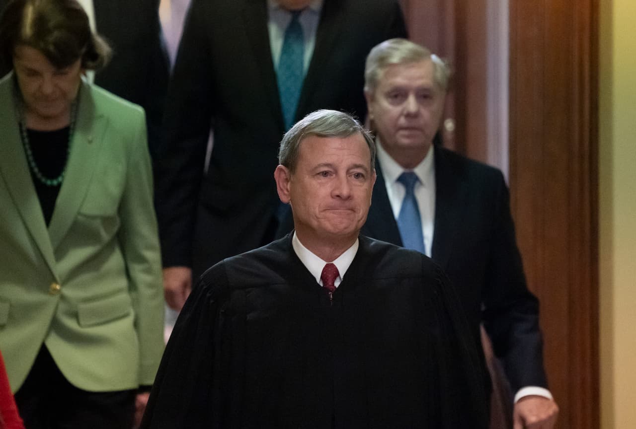 El presidente del tribunal John Roberts, seguido por la senadora Dianne Feinstein, demócrata por California, a la izquierda, y el presidente del Comité Judicial del Senado, Lindsey Graham, en el Capitolio en Washington, miércoles 5 de febrero de 2020.