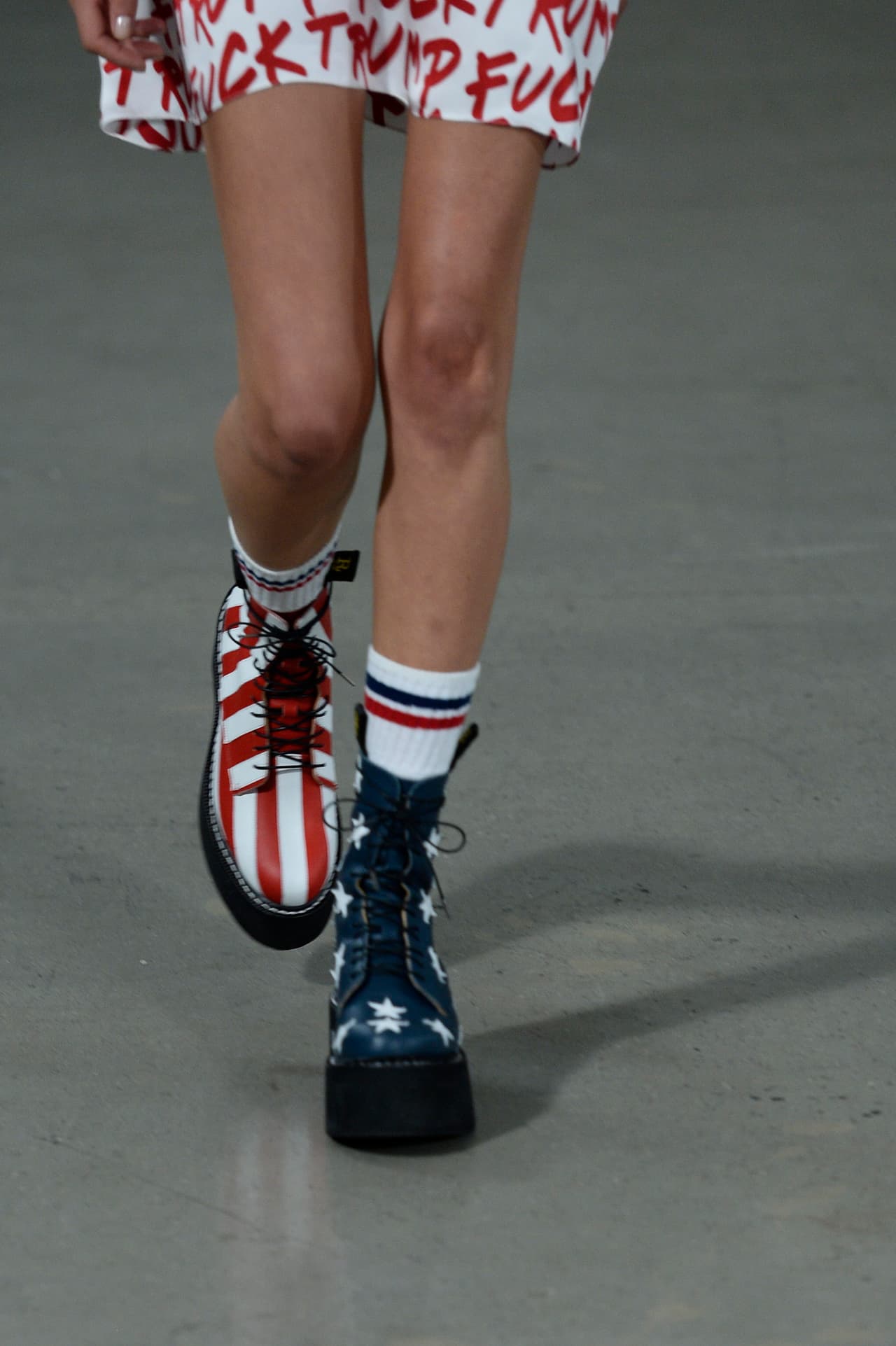 Y es que quizás como nunca antes los colores de la bandera estadounidense y de los partidos políticos, demócrata y republicano, se han apoderado de la paleta de colores en la moda. Un llamado a exacerbar un sentimiento de patriotismo o una manera de hacer que la moda se vuelva relevante en todas las esferas parece ser el mensaje que lanzan estas botas de plataforma de la marca.