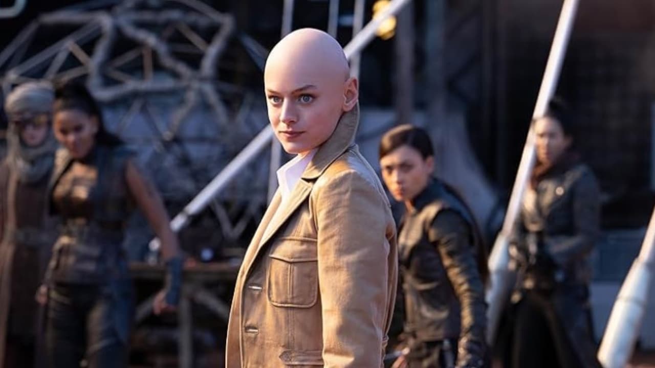 Emma Corrin da vida a Cassandra Nova.