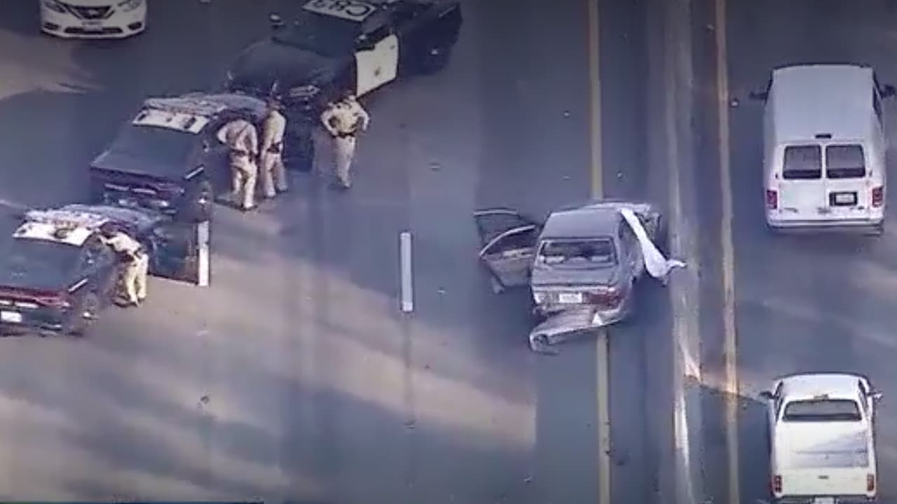 Se vio a dos hombres salir de una camioneta y abrir fuego contra el Cadillac.