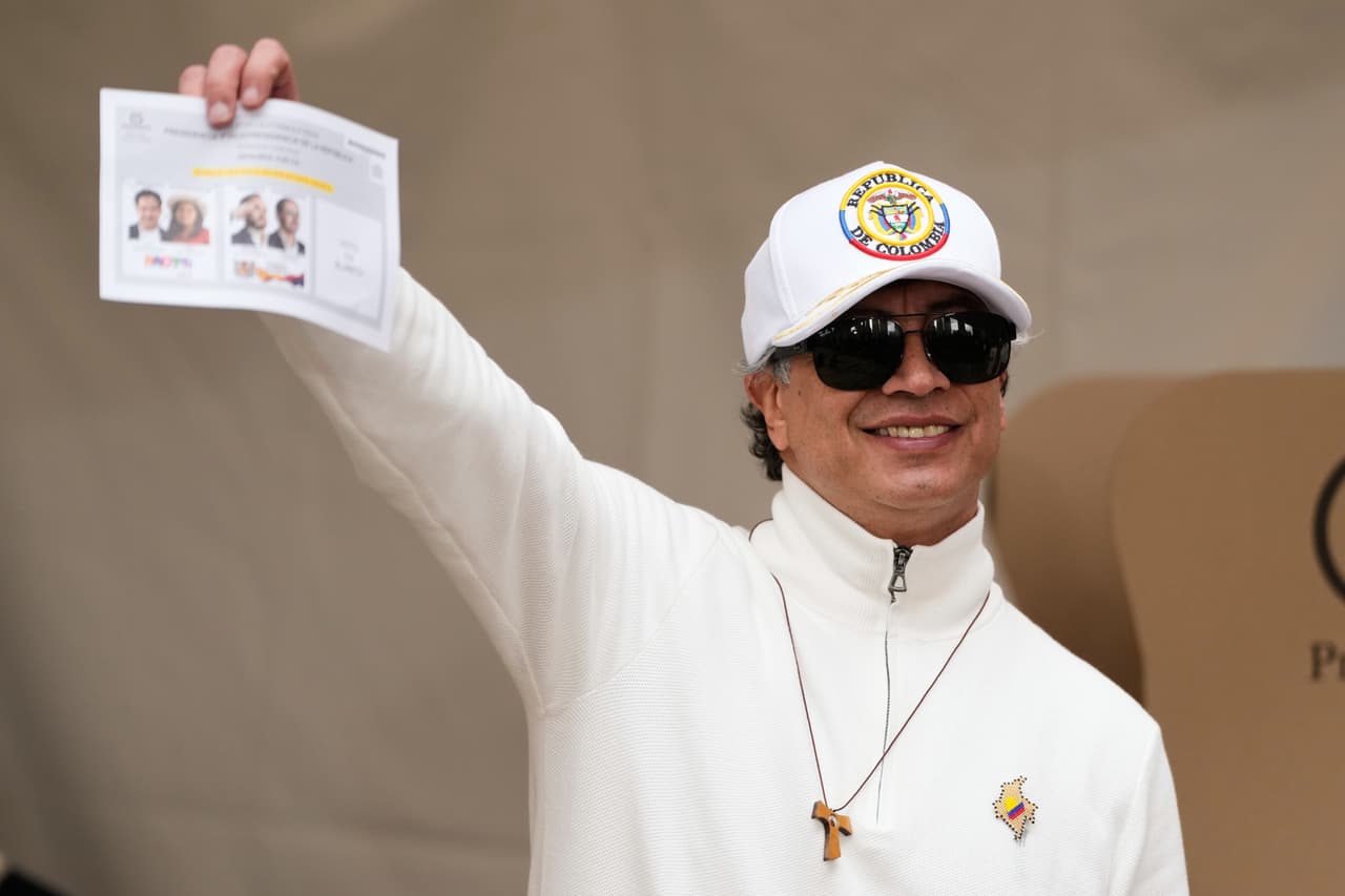 El presidente colombiano Gustavo Petro muestra una papeleta durante la segunda vuelta de las elecciones en Bogotá, Colombia, el domingo 21 de junio de 2026. (Foto AP/Fernando Vergara)