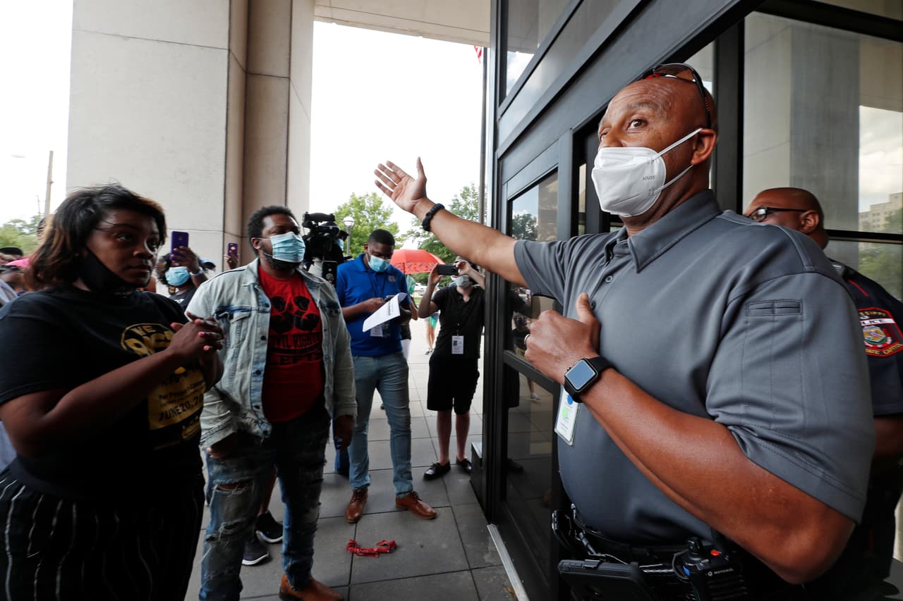 <b>Puesto 20: Mississippi.</b> Antes de los 600 dólares adicionales del gobierno federal aprobados temporalmente en el Congreso por la pandemia, el pago promedio semanal por desempleo era de 212 dólares, el más bajo entre todos los estados. Sin embargo, en junio la tasa de desempleo alcanzó 8,7%, mucho menos de la tasa nacional (11,1%). Esta lista está basada en un estudio del sitio de encuestas 
<a href="https://247wallst.com/special-report/2020/07/24/worst-states-to-be-unemployed/11/"><u>24/7WallST</u></a> que analizó los datos del mercado laboral en cada estado, sus programas de beneficios por desempleo y el acceso que tienen a ellos quienes lo necesitan.