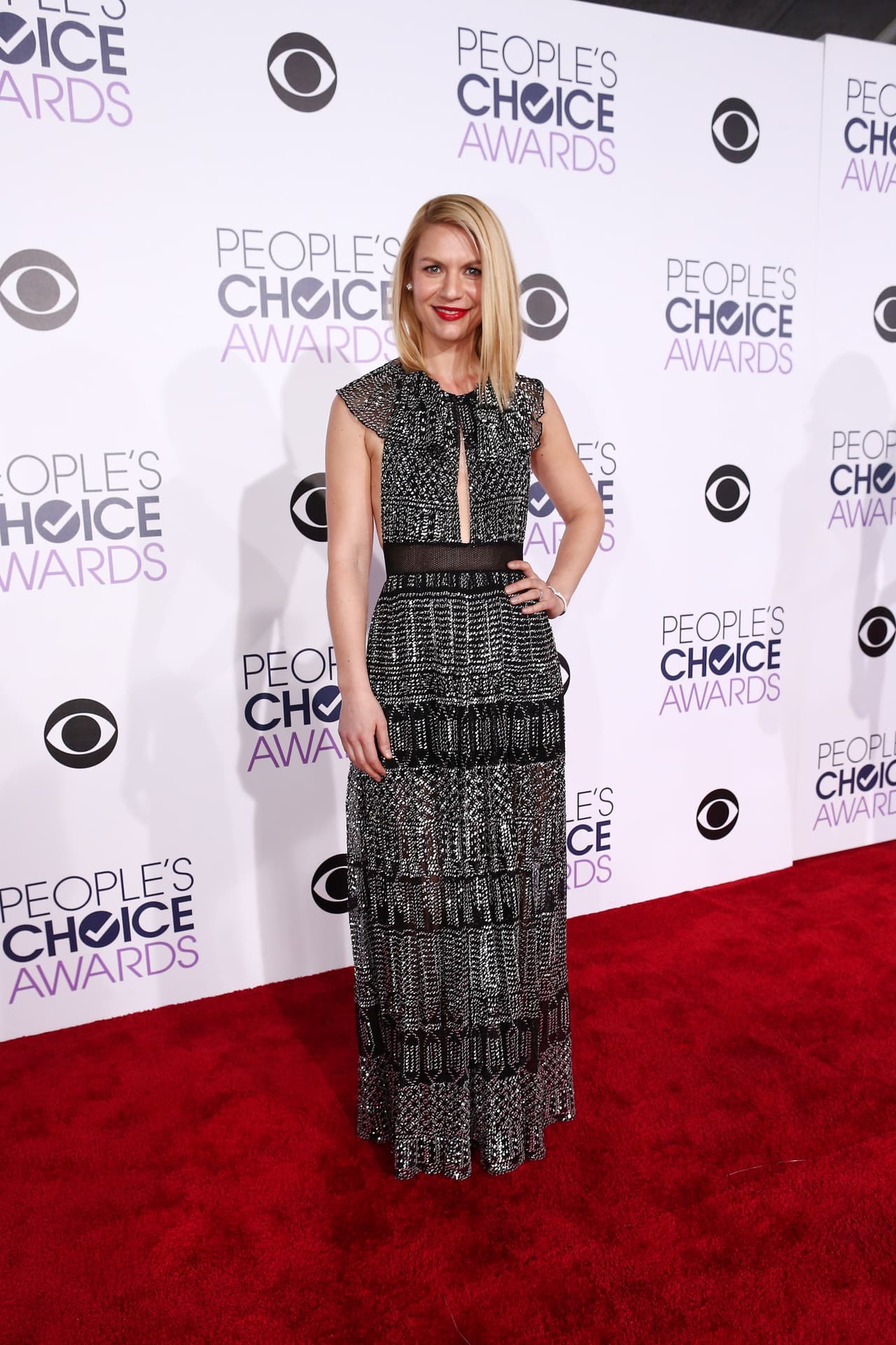 Con aire bohemio | Infundada en un vestido plateado estilo boho-chic, la actriz de Homeland; Claire Danes, aceptó su premio por Favorite Premium Cable TV Show.