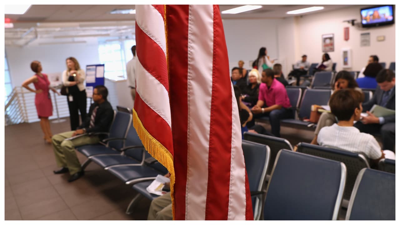 Miles de cubanos que ingresaron a EEUU y pidieron asilo podrán solicitar la residencia permanente