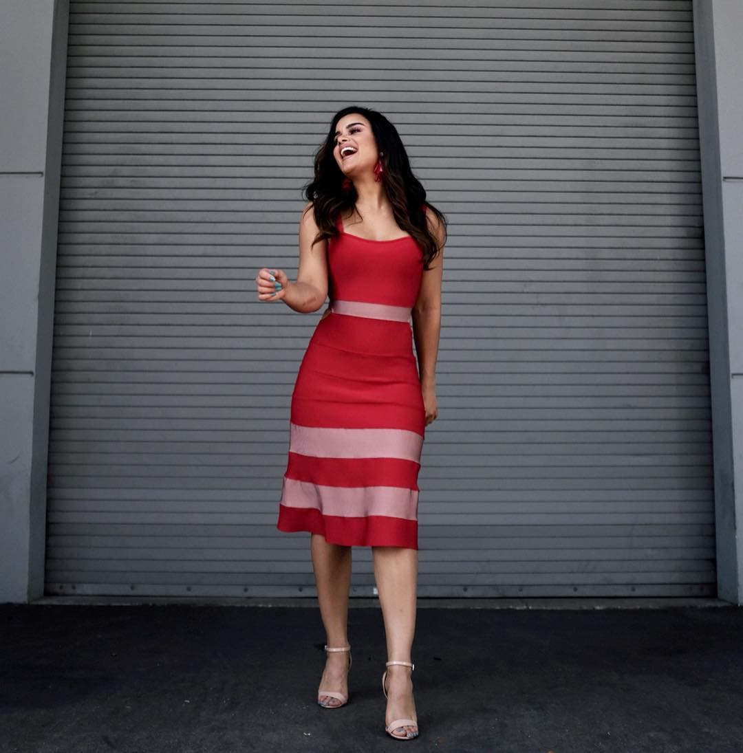 Sin embargo, el vestido que usó y que usuarios señalaron como "roto" no se trató de un accidente.