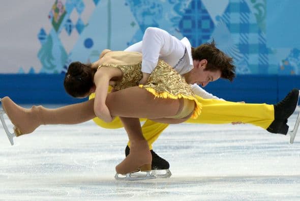 Stefania Berton y Ondrej Hotarek de Italia compiten en pareja durante los JJOO de Sochi.