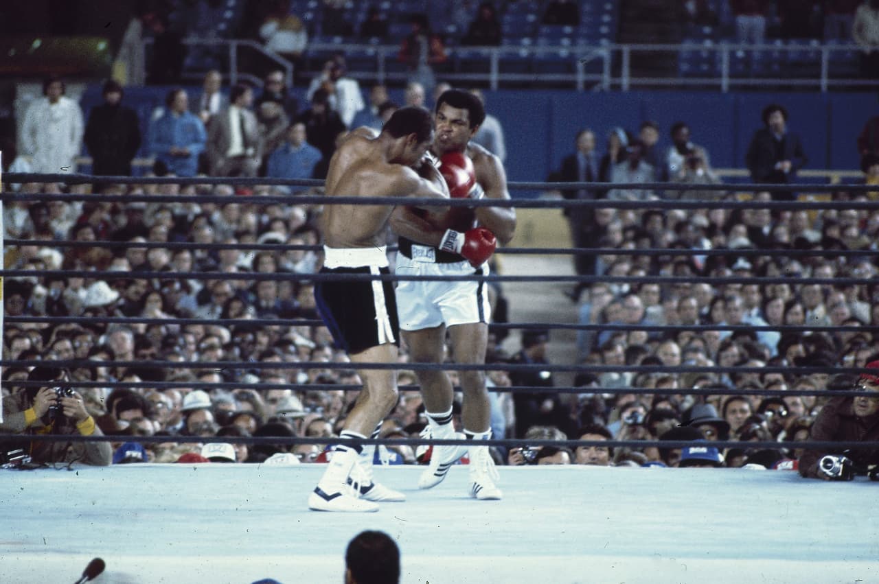 Ese mismo año, Muhammad Ali viene de atrás para derrotar a Ken Norton. Es el último combate de boxeo que se realiza en el Yankee Stadium.