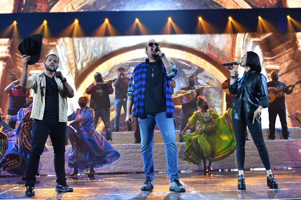 Comenzó su carrera musical a los 8 años y desde entonces, participa en los jaripeos y conciertos junto a su padre y su hermano, Leonardo, lo que seguramente le ha dado importantes ingresos.