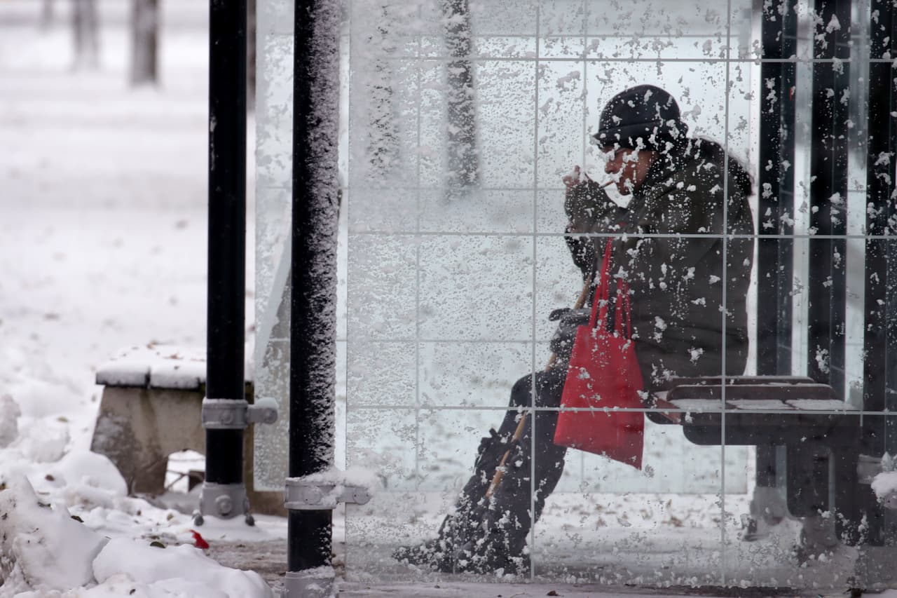 <b>¿Qué es la depresión? </b>La depresión es un trastorno del estado de ánimo que causa abatimiento, pesar, apatía y sufrimiento mental a las personas que la padecen. Es una enfermedad grave que debe ser tratada por especialistas. La depresión navideña puede afectar a personas de cualquier edad, aunque suele ser más frecuente padecer al llegar a la edad adulta.