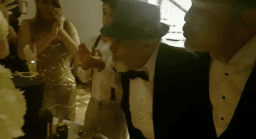 El momento más esperado de la noche, los cumpleañeros soplando las velitas de su pastel. ¡Felicidades!