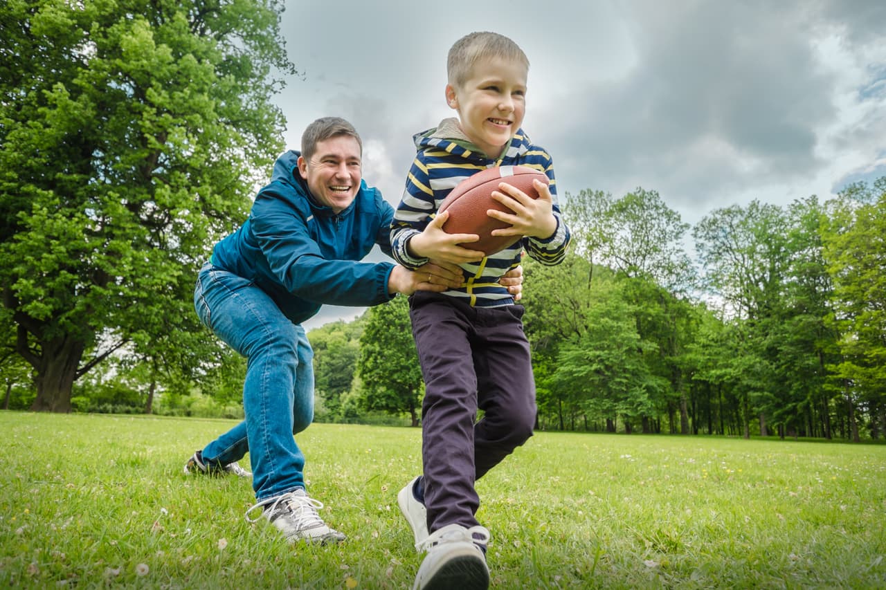 Diversas investigaciones han demostrado que el fútbol americano puede causar daño cerebral, y este riesgo aumenta cuanto más tiempo se juega al deporte.