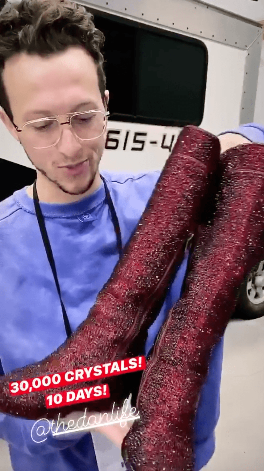 En otros temas, este domingo, el diseñador Dan Life mostró
<b> las botas que usará Shakira</b>, a las que vistió con 30,000 cristales. Una tarea que le requirió 10 días.