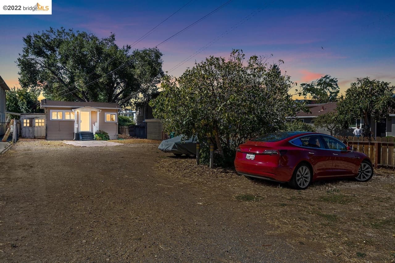 Esta casa en las colinas de Oakland se puso en venta en $849,000 dólares, según el sitio web de bienes raíces Redfin.com.