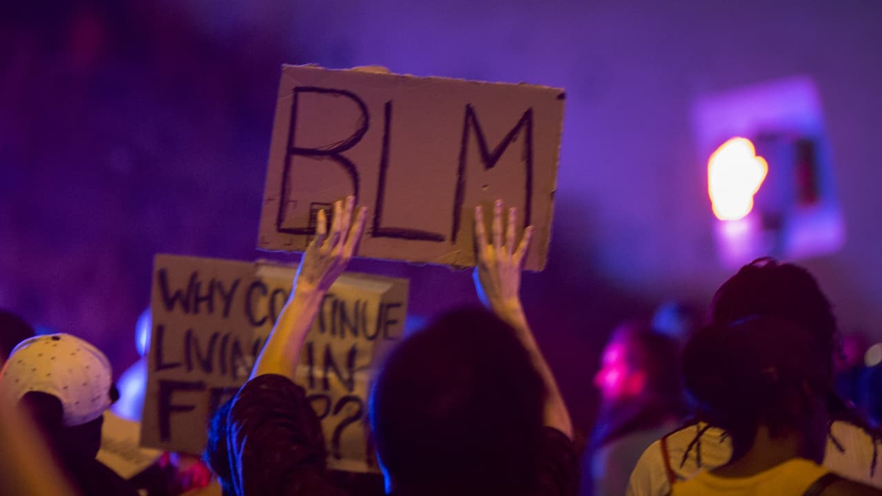 La familia de Alfred Olango encabezó una manifestación en El Cajón en contra de la brutalidad policial