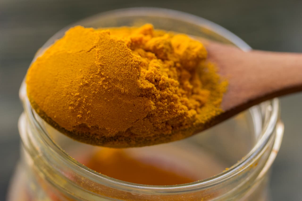 <b>6. Cúrcuma</b>
<br>
<br>Las acciones antiinflamatorias y antioxidantes de la cúrcuma son bien conocidas, pero quizá no lo sea tanto su efecto anticoagulante. Tomada con pimienta negra, constituye un buen vasodilatador, perfectamente incorporable a la dieta como condimento.