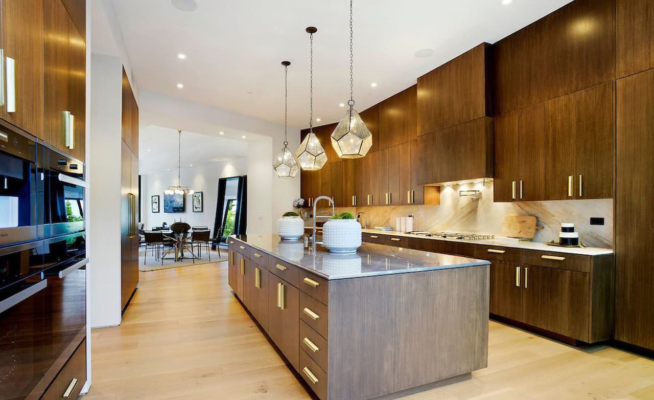 La cocina es amplia y cuenta con los enseres más avanzados a nivel tecnológico.