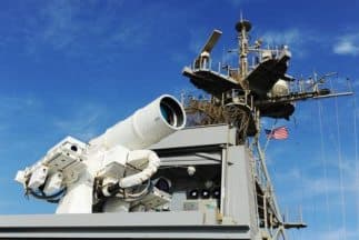 Las pruebas del Laser Weapon System se realizaron a bordo de un buque de la Armada en el Golfo Pérsico. (Imagen tomada del video de US Navy).