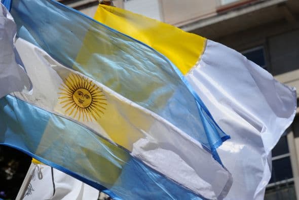 La misiva como es habitual está firmada por el secretario de Estado vaticano, Tarcisio Bertone, y enviada al nuevo arzobispo de Buenos Aires, Maio Poli, y al nuncio apostólico, Emil Paul Tcherrig, para que la transmitan a los afectados y a las familias de las víctimas.