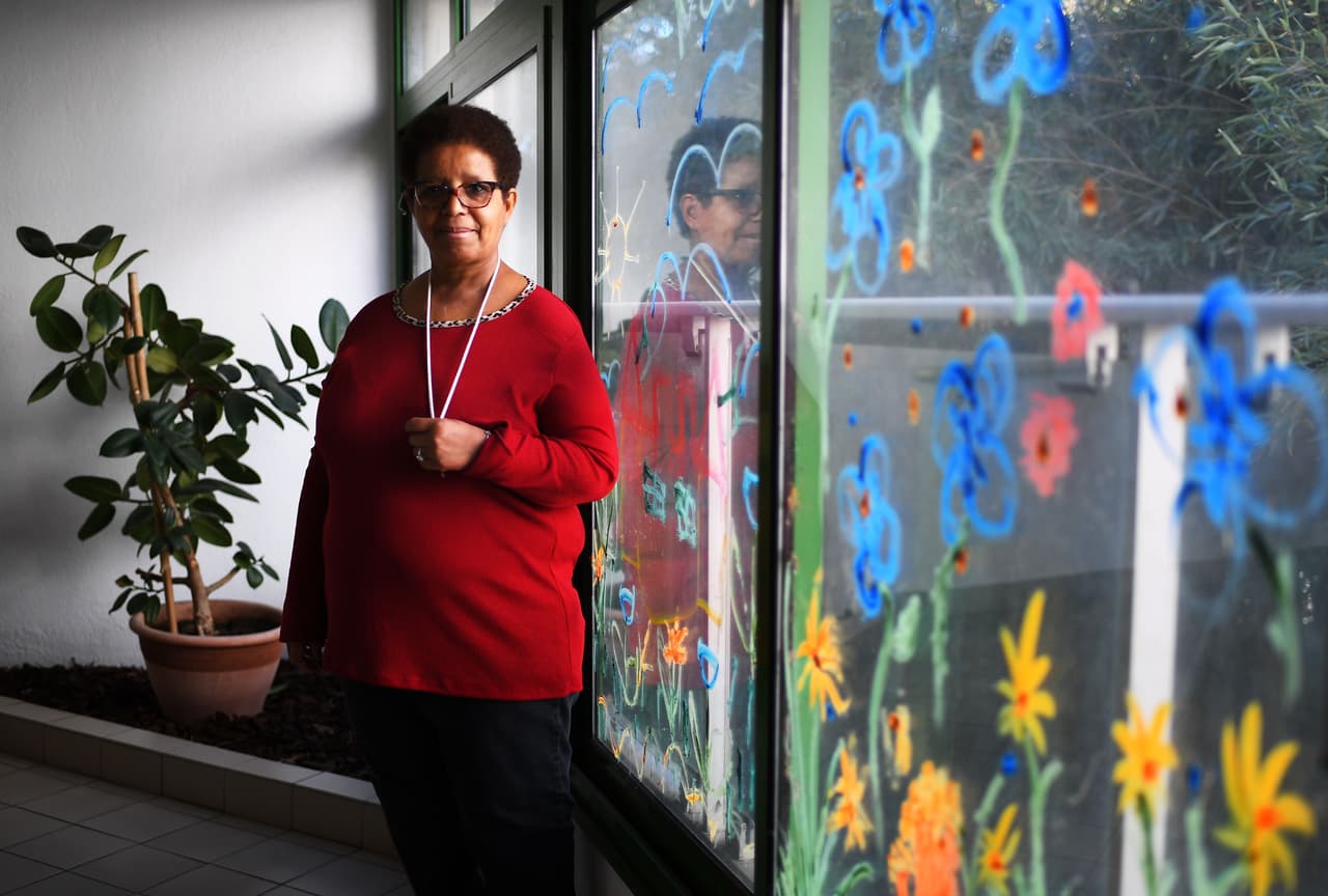 Nouria, de 58 años, también reside en Lou Cigalou. La pintura ocupa buena parte de su tiempo y a veces va al área de los ancianos y disfruta cantándoles canciones de sus viejos tiempos: "Se ponen felices, nos reímos".