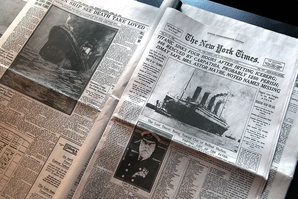 La edición de The New York Times del 15 de abril de 1912, con la noticia del hundimiento del Titanic en portada, en una exhibición que conmemoraba los 100 años del naufragio, en abril de 2012 en Nueva York.