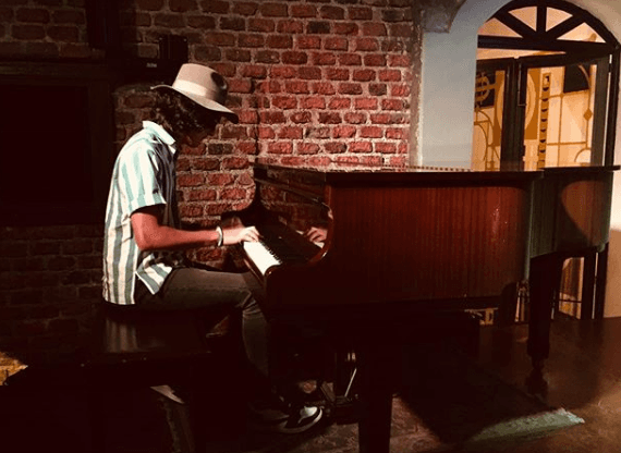 Además de tener habilidad para escribir sus propias canciones, Sebastián muestra su versatilidad en redes sociales al tocar distintos instrumentos, como el piano y la guitarra. 
<br>