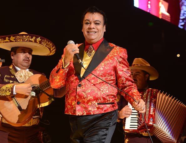 Llegó el 7 de enero y tampoco reapareció. Entonces, Joaquín Muñoz afirmó que Juan Gabriel “no va a aparecer todavía porque no hemos quedado todavía en que iba a aparecer”, e incluso, dijo que el ‘Divo de Juárez’ buscaría
<b><a href="https://www.univision.com/radio/raul-brindis/exrepresentante-de-juan-gabriel-insiste-en-que-el-divo-de-juarez-esta-vivo-y-hasta-pide-audiencia-con-amlo-video">un acercamiento</a> </b>con el presidente de México, Andrés Manuel López Obrador.