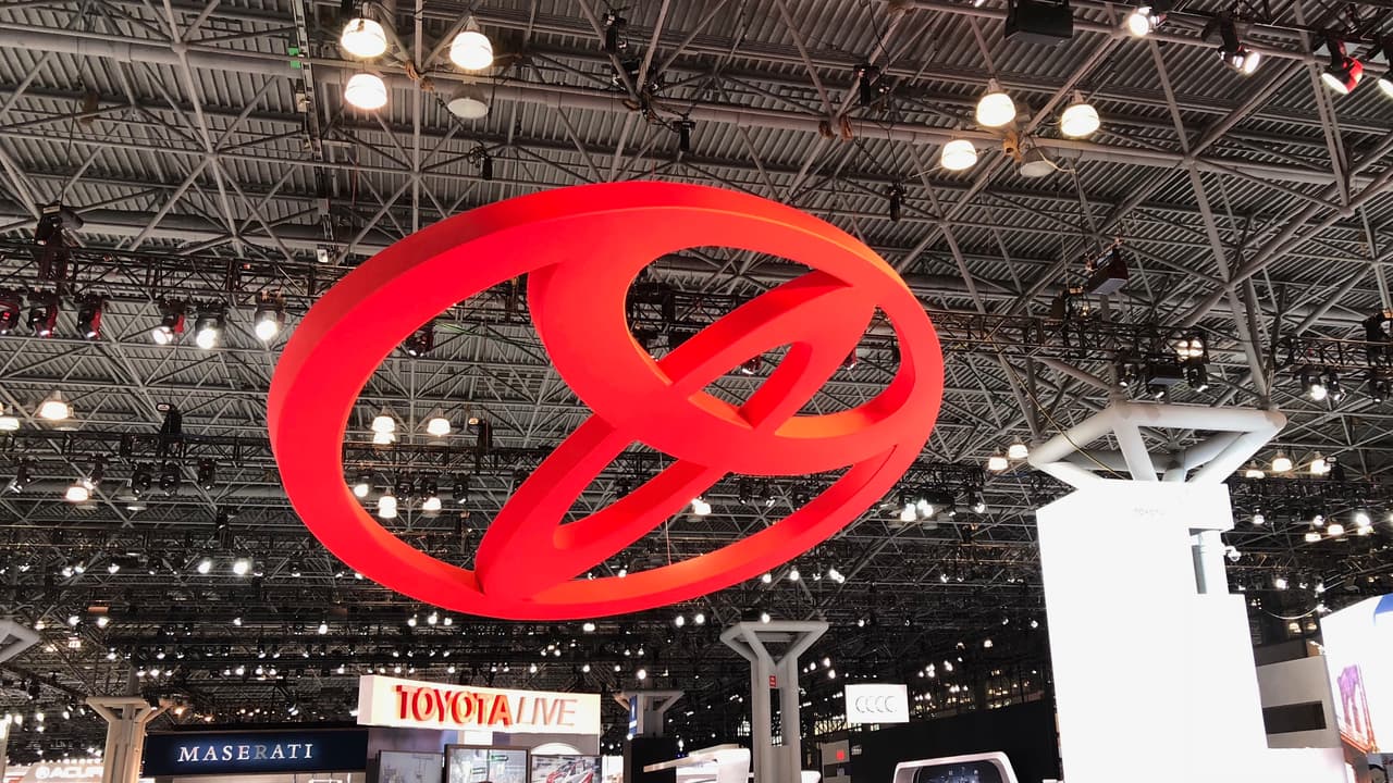 <h3 class="cms-h3-H3">Brillante: El logo gigante flotante de Toyota</h3>
<br>
<br>El logo flotante de Toyota hace su aparicón una vez más para colearse una vez más en la fotos de los autos en su área así como en las de los demás fabricantes. Sabemos que esta especie de batiseñal nos hará falta el día que dejen de usarla.