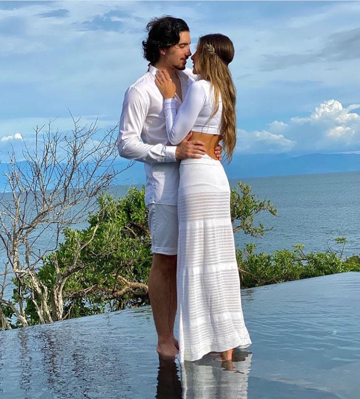 De acuerdo con información de la revista
<b><a href="https://mx.hola.com/musica/2020091434351/alex-fernandez-compromiso-alexia-hernandez" target="_blank">¡Hola! México</a></b>, el joven cantante de 26 años se comprometió en matrimonio con su novia Alexia Hernández.
<br>