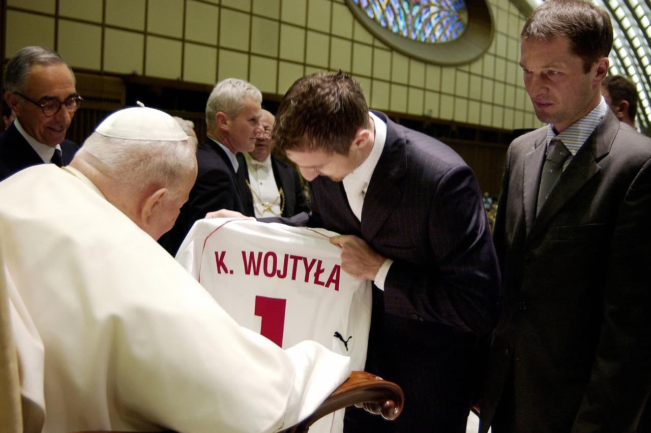 Aquí, miembros de la selección nacional de Polonia le entregaron en noviembre de 2003 una playera personalizada con su nombre y el número 1, la cual el Papa recibió con mucho gusto y amplia sonrisa.