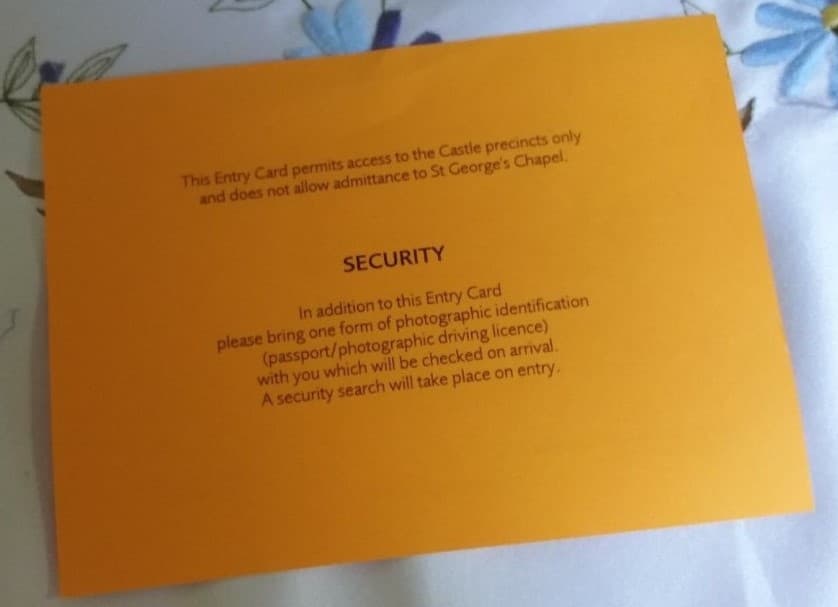 Este es el boleto que 
<b>garantizaba el acceso</b> de los invitados a los jardines del castillo de Windsor, pero 
<b><a href="https://www.univision.com/entretenimiento/realeza/la-boda-de-harry-y-meghan-vestido-invitados-y-otros-datos-imprescindibles-sobre-el-casamiento-del-ano">no al interior de la capilla</a></b> de San Jorge, que se limitó a los familiares y amigos de Harry y Meghan.