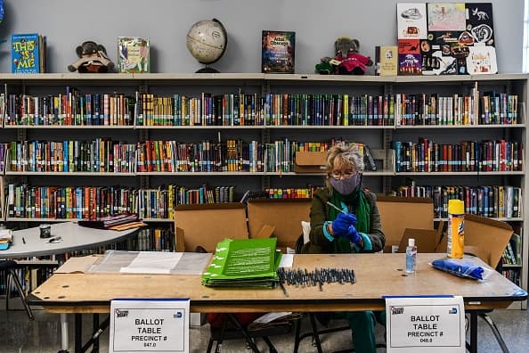 Estas fueron unas primarias realizadas bajo el signo del coronavirus, la pandemia que tiene al país, y casi todo el resto del mundo, al borde de la paralización. El temor al contagio marco la jornada en la que pudo verse a personas con máscaras y guantes, como esta trabajadora de una mensa en Miami, Florida.