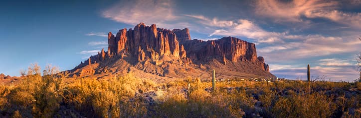 <h3 class="cms-H3-H3">La Montaña de la Superstición </h3>
<br>A tan solo una hora de Phoenix, un lugar lleno de leyendas e historias. Atrévete a recorrerlo hoy en punto de las 5 de la tarde.