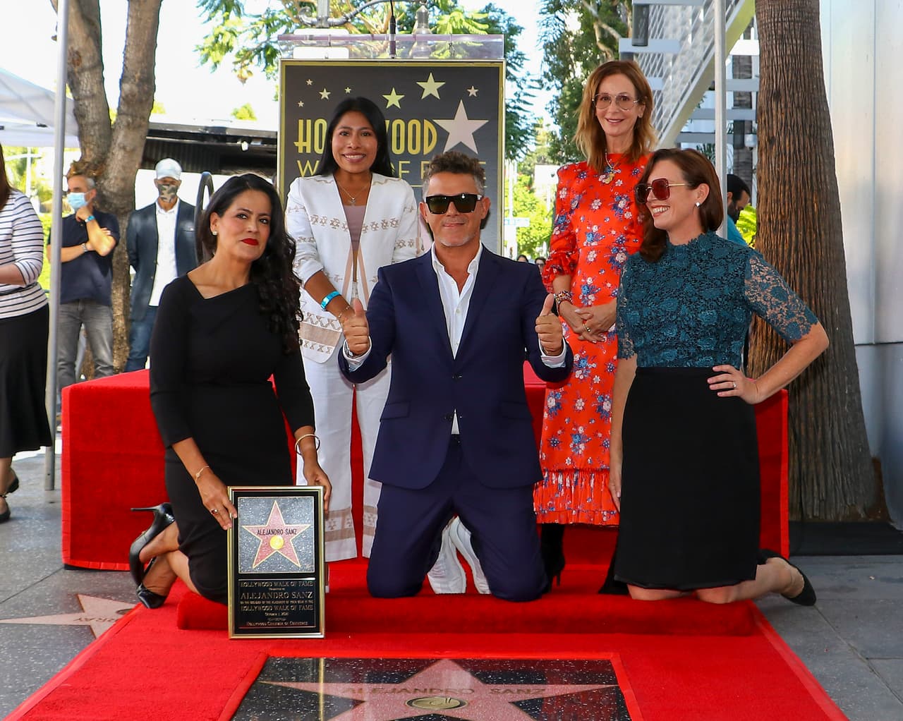 "Cuando me hablaron para buscar un 'speaker' para lo de la Estrella de la Fama, 
<b><a href="https://twitter.com/saleelsoltv/status/1445031118290436099?s=21" target="_blank">me vino ella a la cabeza</a></b>", dijo el cantante de 52 años. 
<br>