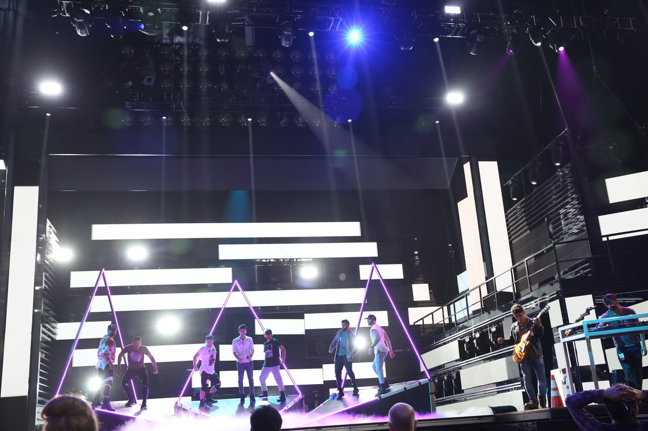 Las luces forman parte importante del show que ofrecerá Sebastián Yatra en Premio Lo Nuestro.