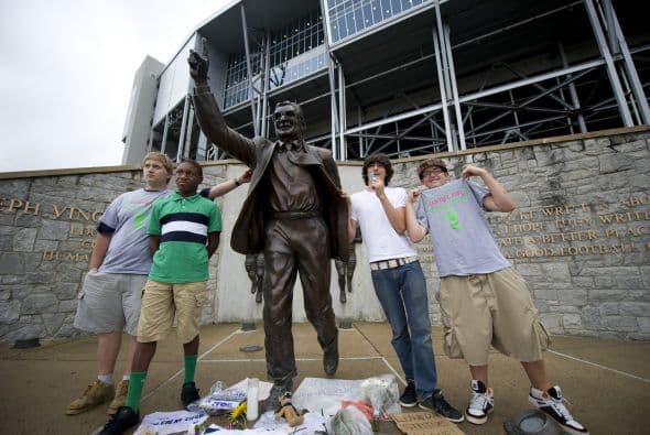La maldición del One Libery Place: Philadelphia tuvo una maldición que englobó a todos sus deportes por más de 20 años. La historia dice que el edificio One Liberty Place rompió un pacto en el cual ninguna construcción debía de superar la altura de la estatua de William Penn (fundador de Pennsylvania). La maldición se rompió en el 2008 con los Philliesgracias a que unos trabajadores colocaron estatua en la azotea del edificio.
