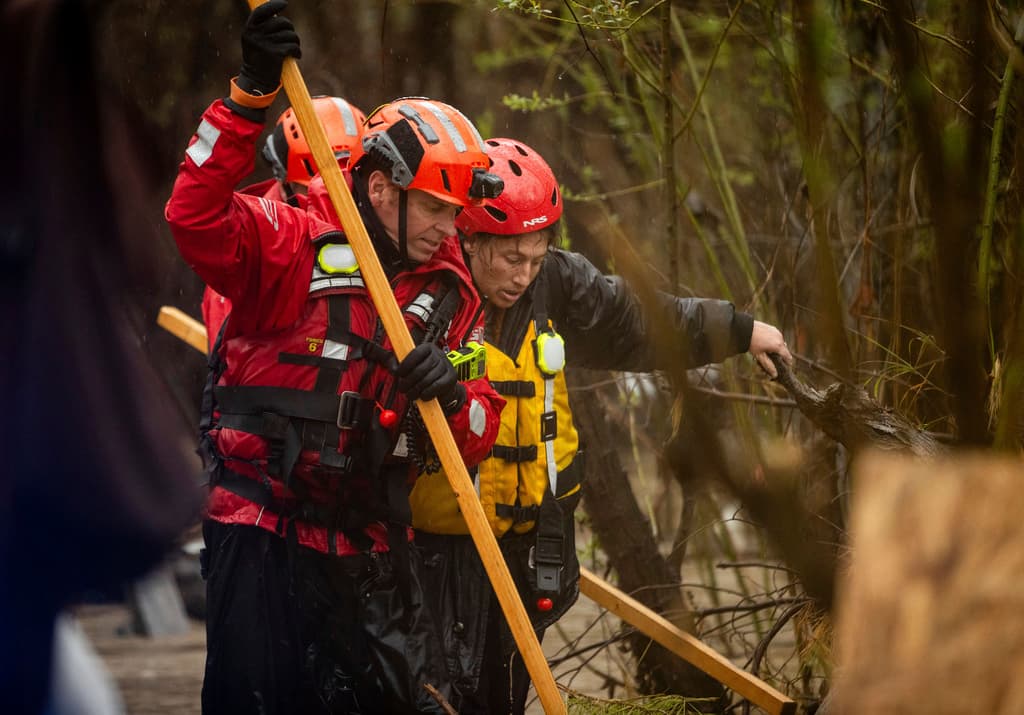 Los bomberos se encargaron de ir señalando la ruta, paso a paso, para evitar que estas personas sufrieran más daños de los que ya presentaban.