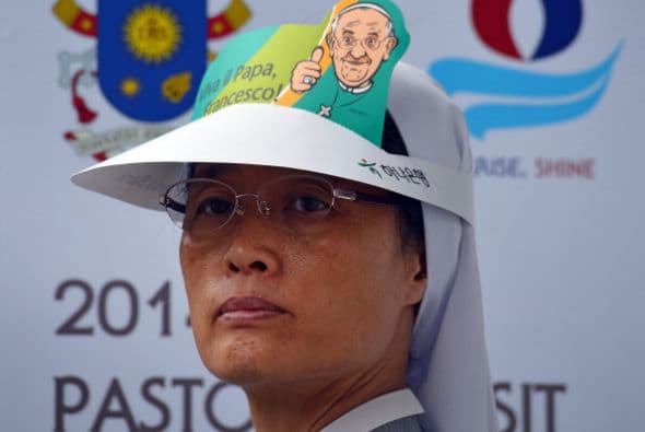 Los fervientes católicos lo esperaban con gorras y pañuelos con su rostro impreso.