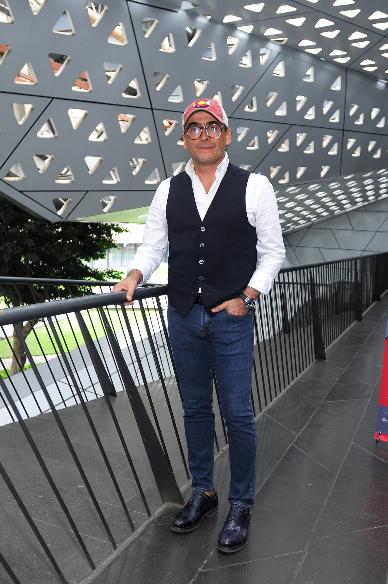 Y respondió ante la advertencia que le hizo el empresario. "
<b><a href="https://www.univision.com/shows/sal-y-pimienta/adal-ramones-revelo-detalles-del-secuestro-que-vivio" target="_blank">Nunca he vivido con miedo</a></b>, he sido secuestrado y he salido airoso y creo que Giovanni está equivocado de lanzar una amenaza así ante los medios", dijo el presentador. 
<br>