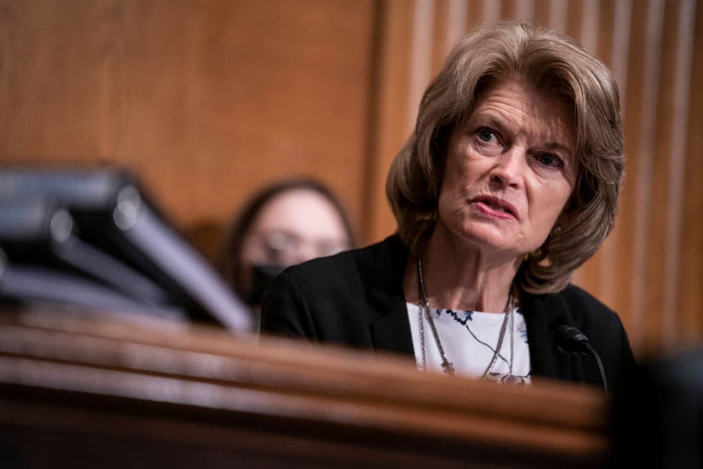 La 
<b>senadora por Alaska Lisa Murkowski, </b>es otra republicana moderada muy crítica con la presidencia de Trump. Murkowski no solo votó a favor del segundo juicio político contra el expresidente, sino que además cuestionó la nominación de Trump a la Corte Suprema de la jueza 
<a href="https://www.univision.com/temas/amy-coney-barret">Amy Coney Barrett</a> antes de las elecciones y tambén mostró sus dudas sobre la polémica nominación de Brett Kavanaugh al máximo tribunal.